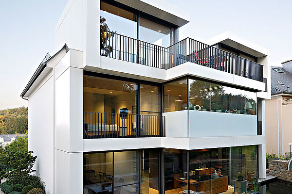 Residential home with lift-up sliding doors