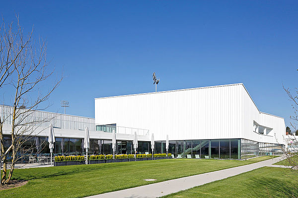 Curtain wall of steel and glass along the building