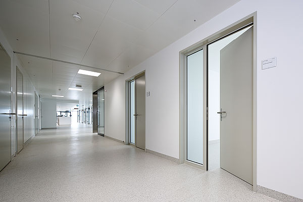 Fire-resistant doors to the patient rooms with wooden door leaf